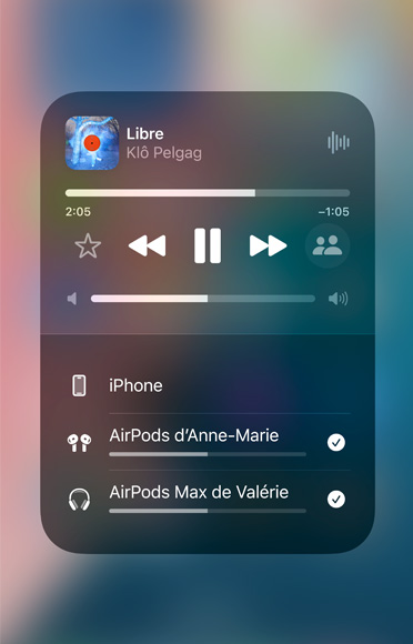 Capture d’écran montrant une chanson sur Apple Music en train de jouer sur deux paires d’AirPods différentes.