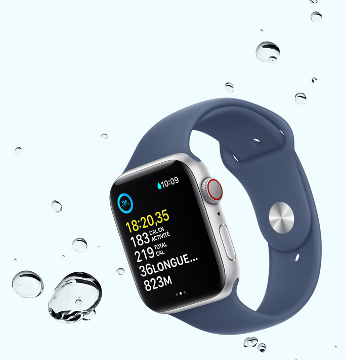 Un entraînement de nage est affiché sur une Apple Watch SE. Des gouttes d’eau entourent l’image de l’appareil.