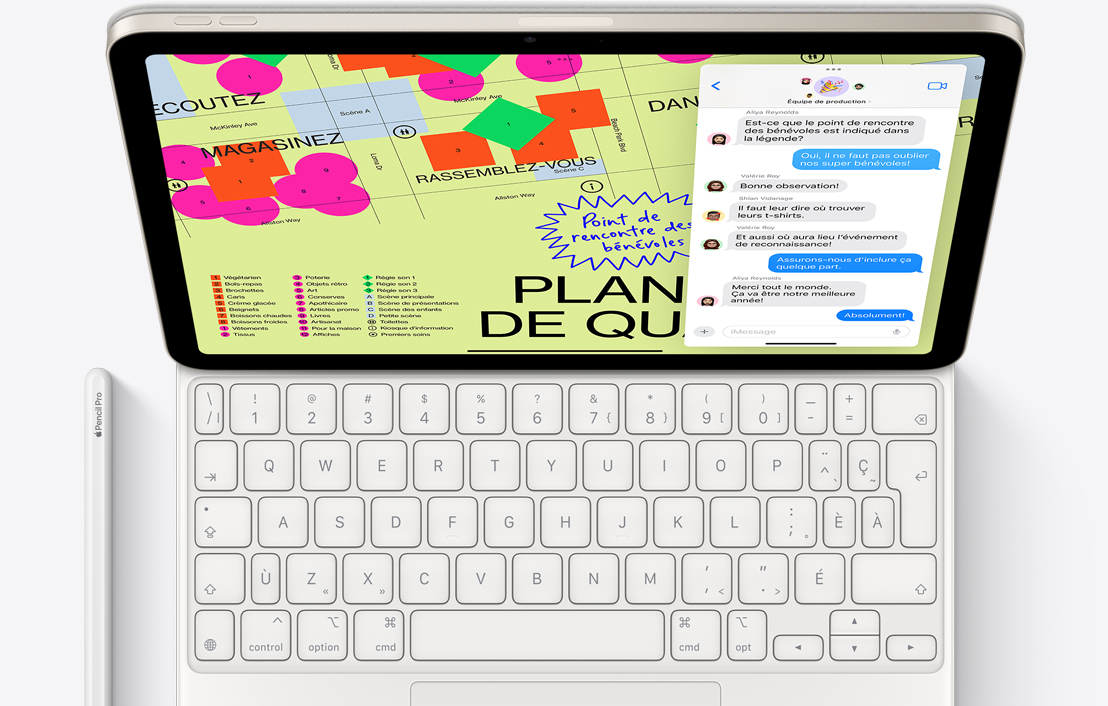 Vue en plongée d’un iPad Pro attaché à un Magic Keyboard et de l’Apple Pencil posé à côté.