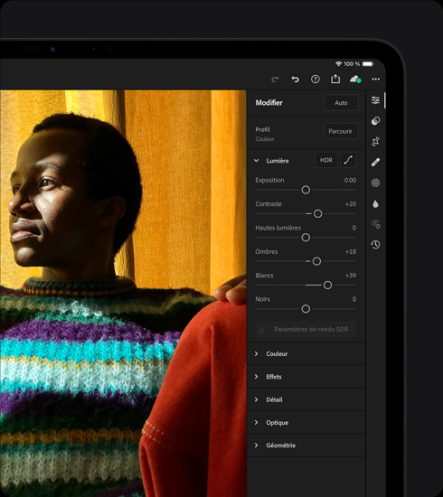 iPad Pro affichant la photo d’une personne portant un chandail coloré en cours de retouche