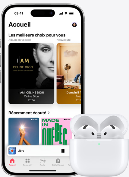 iPhone 16 jouant de la musique à côté d’AirPods