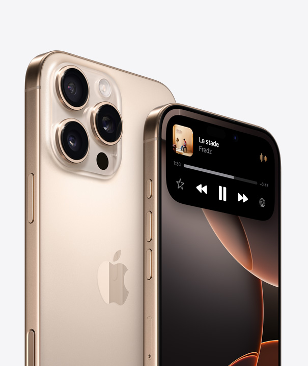 Le dos d’un iPhone 16 Pro titane blanc montrant les trois objectifs de la caméra, derrière un autre iPhone 16 Pro dont l’écran affiche Dynamic Island.