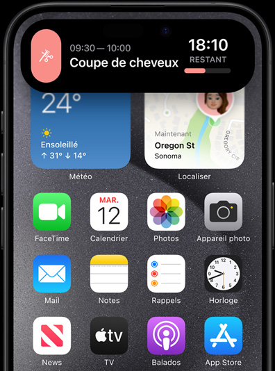 iPhone 15 Pro affichant des résultats sportifs en direct avec Dynamic Island