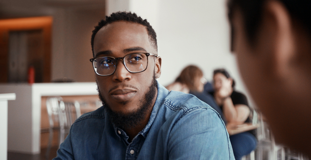 O Shaunte, Conselheiro do Suporte Apple, conversa com o seu manager num escritório da Apple.