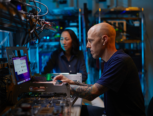 Twee medewerkers van Apple Hardware zijn in een lab aan het werk.