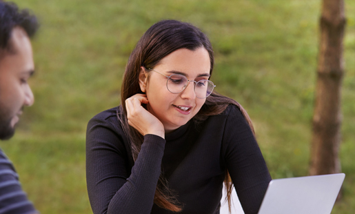 Federica et un collègue travaillent ensemble à l’extérieur.