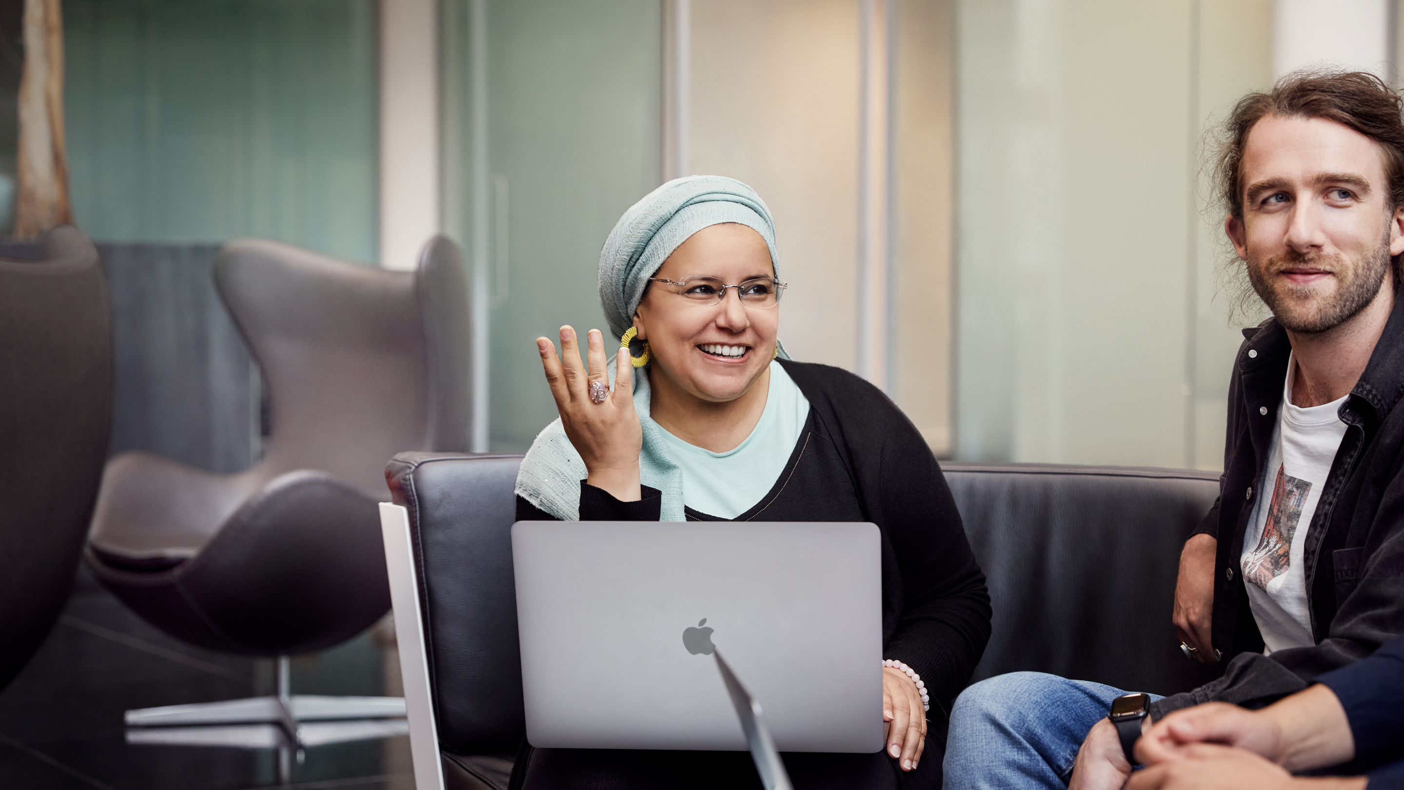 Des membres de l’équipe d’Apple&nbsp;Cork, assis côte à côté, pour travailler ensemble.