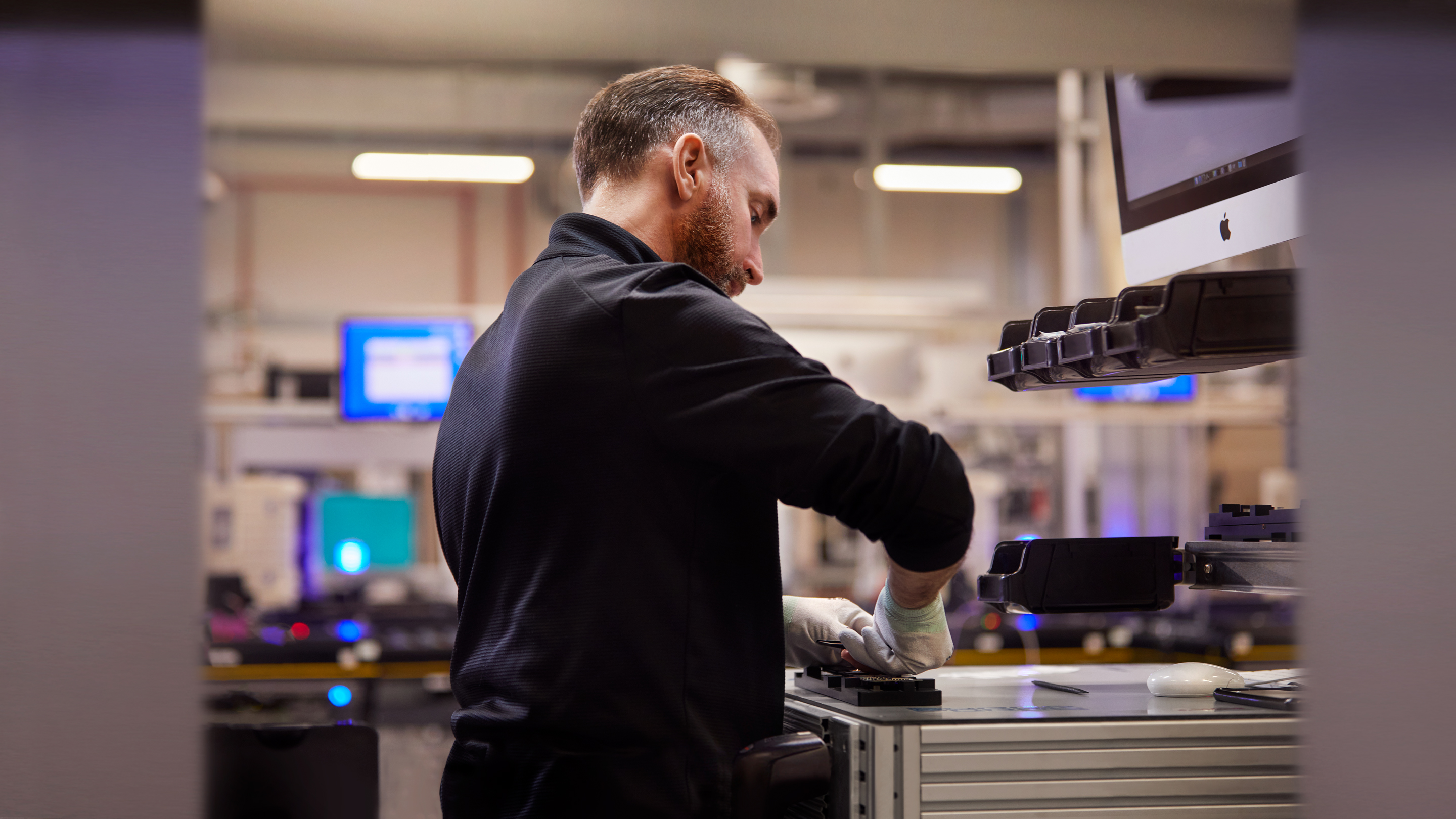 Medewerker van Apple Cork die in een technische ruimte aan het werk is.