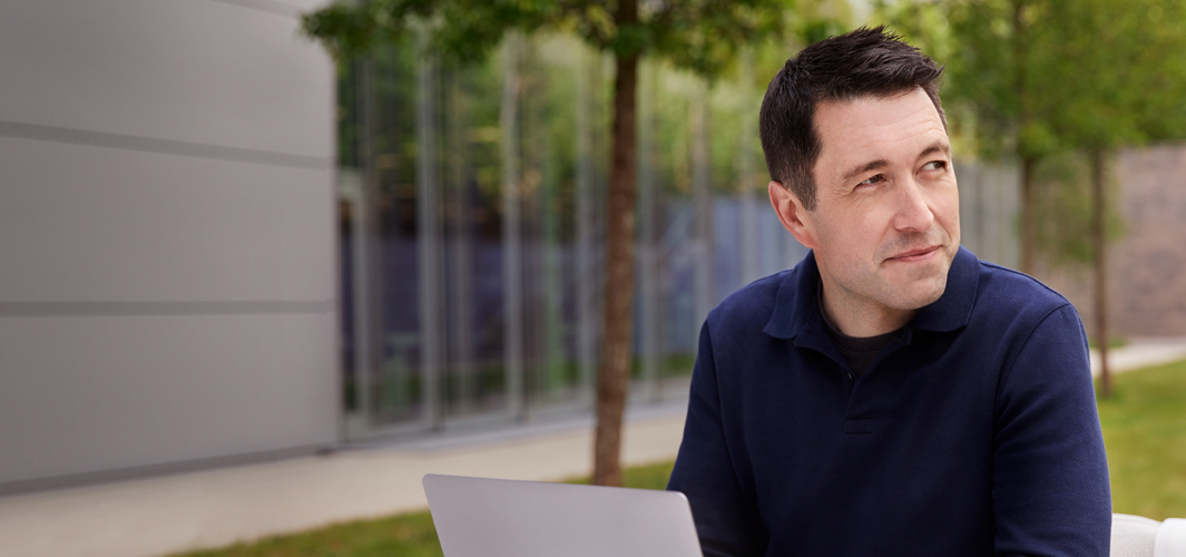 Rob installé dehors, avec son ordinateur portable.