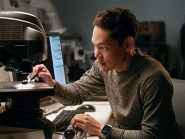 Um engenheiro da Apple a testar hardware no laboratório.