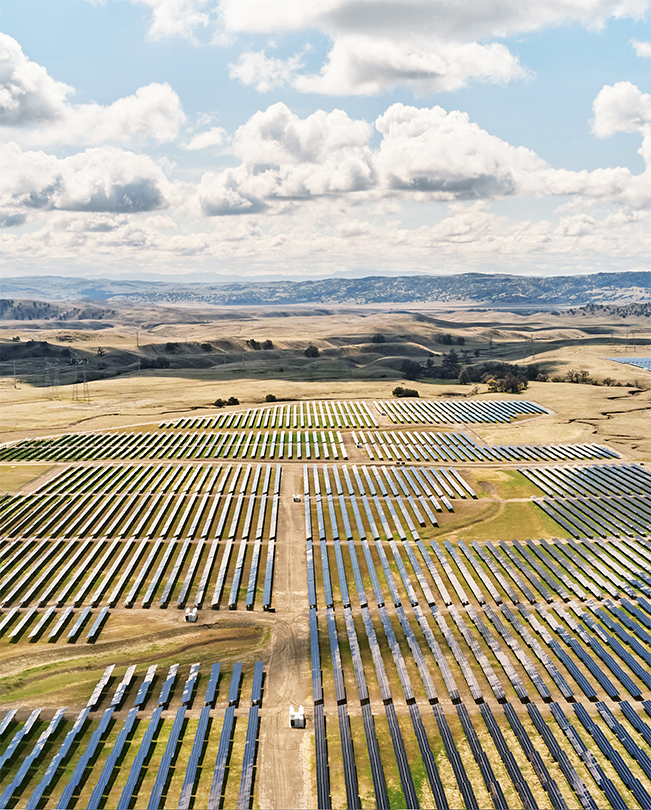 Vista aérea de um terreno com painéis solares de produção de energia.