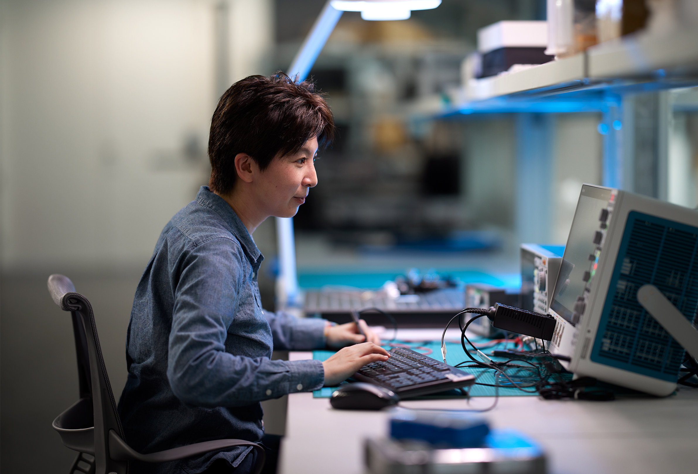 Une employée d’Apple travaille dans un laboratoire de matériel.