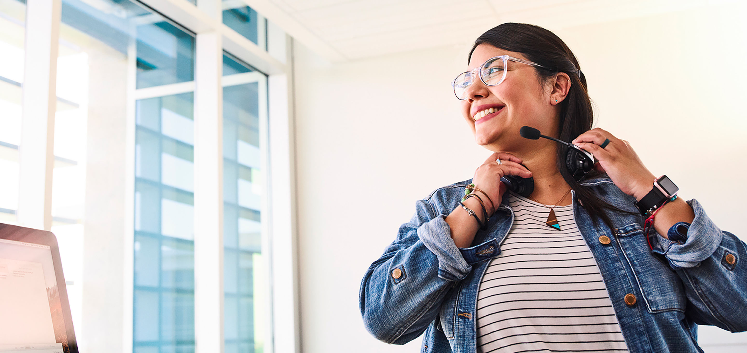 Une employée de l’assistance Apple se prépare à parler avec un client au téléphone.