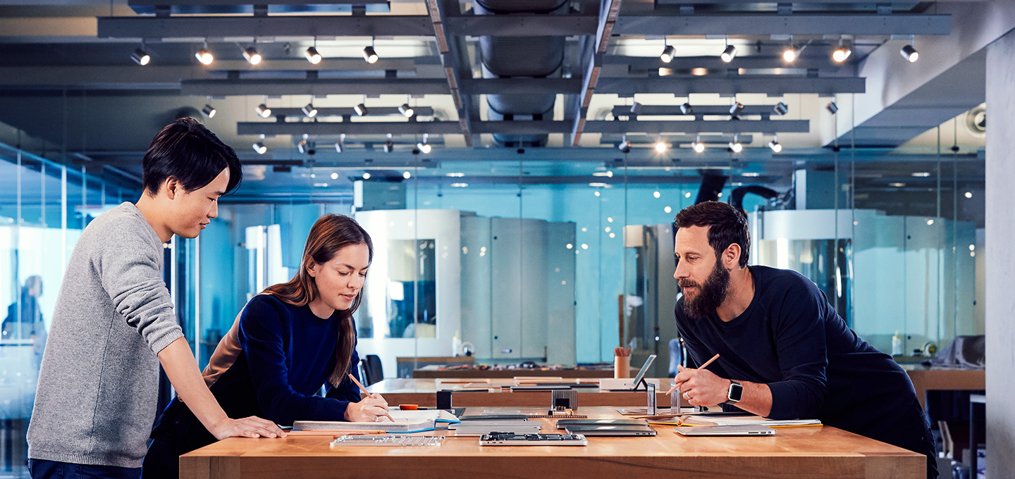 Des designers Apple travaillent ensemble à un projet dans leur studio.