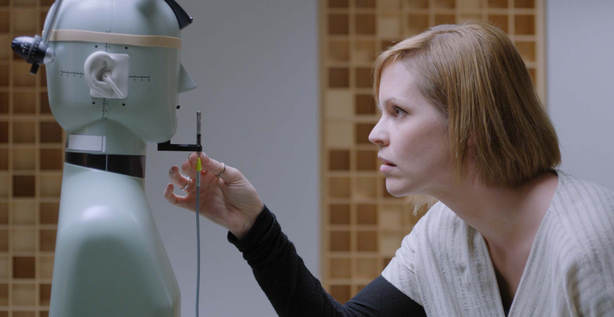 Suzie, Directrice de l’équipe de prototypage acoustique chez Apple, installe un microphone devant un mannequin dans le laboratoire d’ingénierie, à Cupertino.