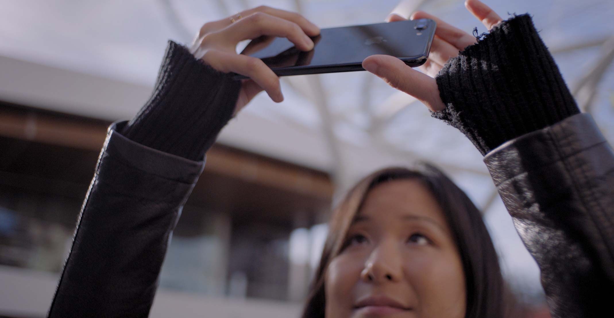 Emilie, una gerente de ingeniería del equipo de Ingeniería de cámara y fotografías en iOS de Apple, toma una foto con su iPhone