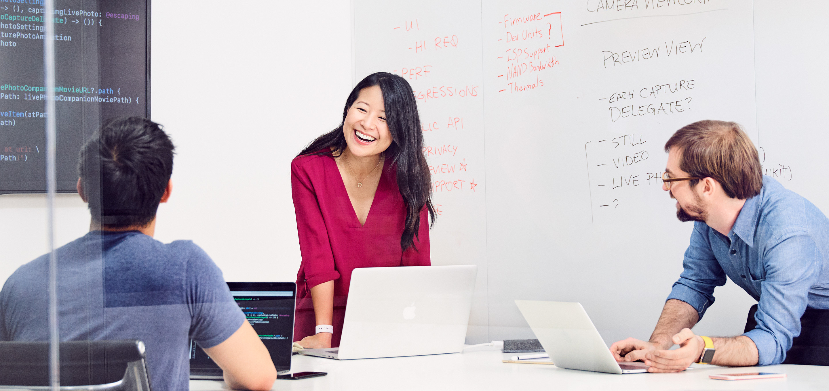 Een groep Apple software-engineers bespreekt een project in een vergaderruimte