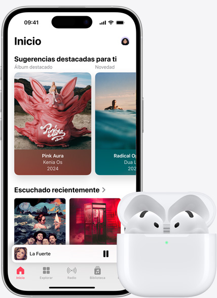 Un iPhone 15 que reproduce música junto a unos AirPods