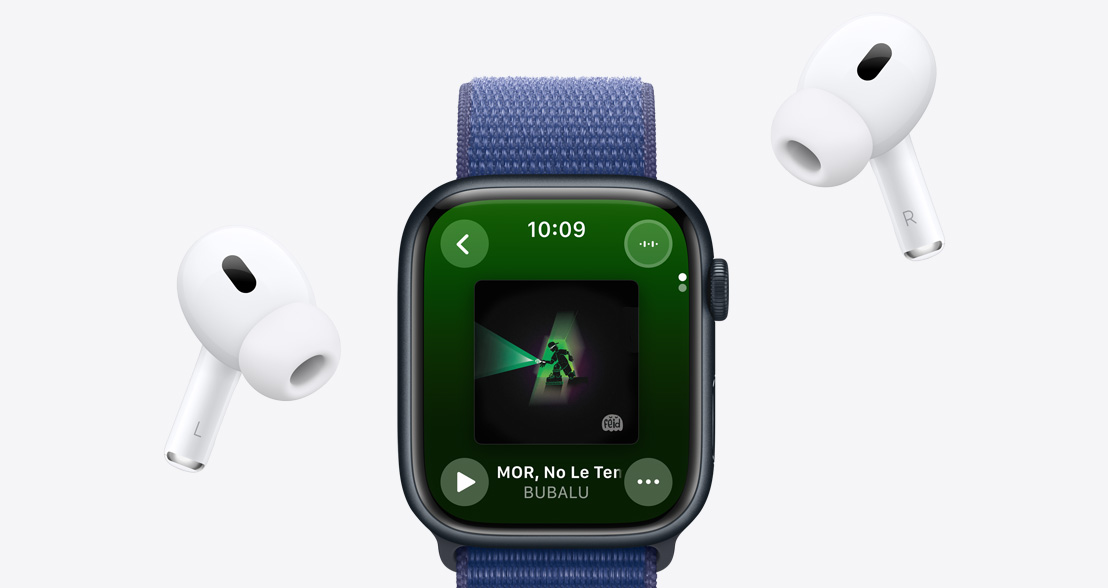 Unos AirPods 4 rodean un Apple Watch Series 10 que reproduce una playlist de Apple Music.