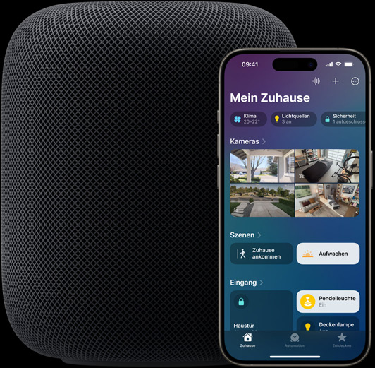 Ein iPhone – mit dem Homescreen der Home App im Vordergrund – ist vor einem HomePod Lautsprecher platziert