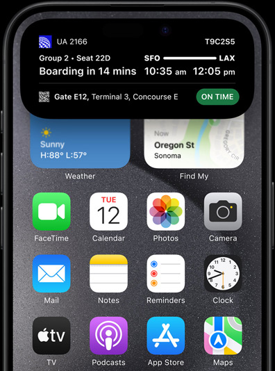 iPhone 15 Pro com a Dynamic Island a mostrar resultados desportivos em tempo real