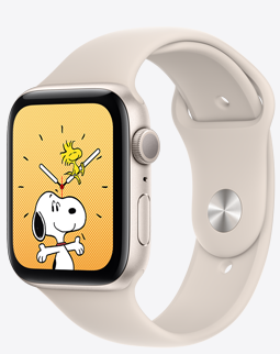 Apple Watch SE sa zvjezdano bijelim aluminijskim kućištem i zvjezdano bijelim sportskim remenom.