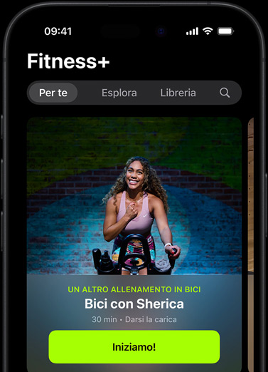 Un iPhone che mostra un allenamento suggerito nel pannello “Per te” di Fitness Plus