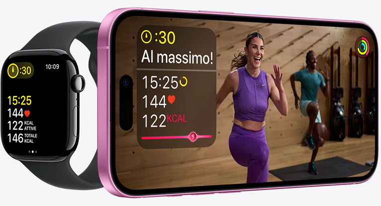 Un allenamento Fitness Plus con parametri sincronizzati su iPhone e Apple Watch