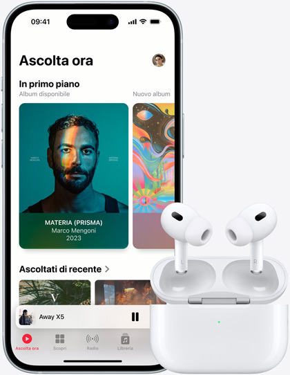 Un iPhone 15 che riproduce una canzone con accanto un paio di AirPods