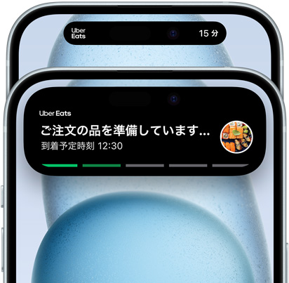 iPhone 15に大きく表示されたDynamic Island。Uber Eatsの配達状況が表示されている。