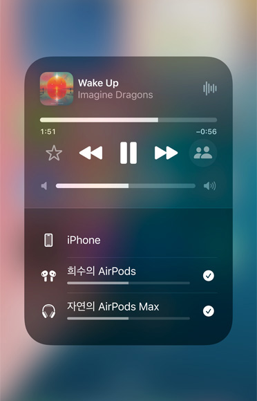 Apple Music에서 두 개의 다른 AirPods 세트로 같은 곡을 감상하는 것을 보여주는 스크린샷.