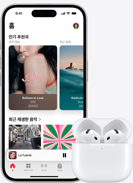 음악이 재생되고 있는 iPhone 16 옆에 AirPods이 놓여있는 모습