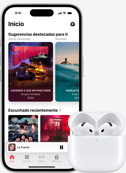 Un iPhone 15 que reproduce música junto a unos AirPods