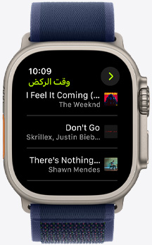 شاشة Apple Watch Ultra تعرض قائمة تشغيل من Apple Music من تمرين وقت الركض على +Fitness‏