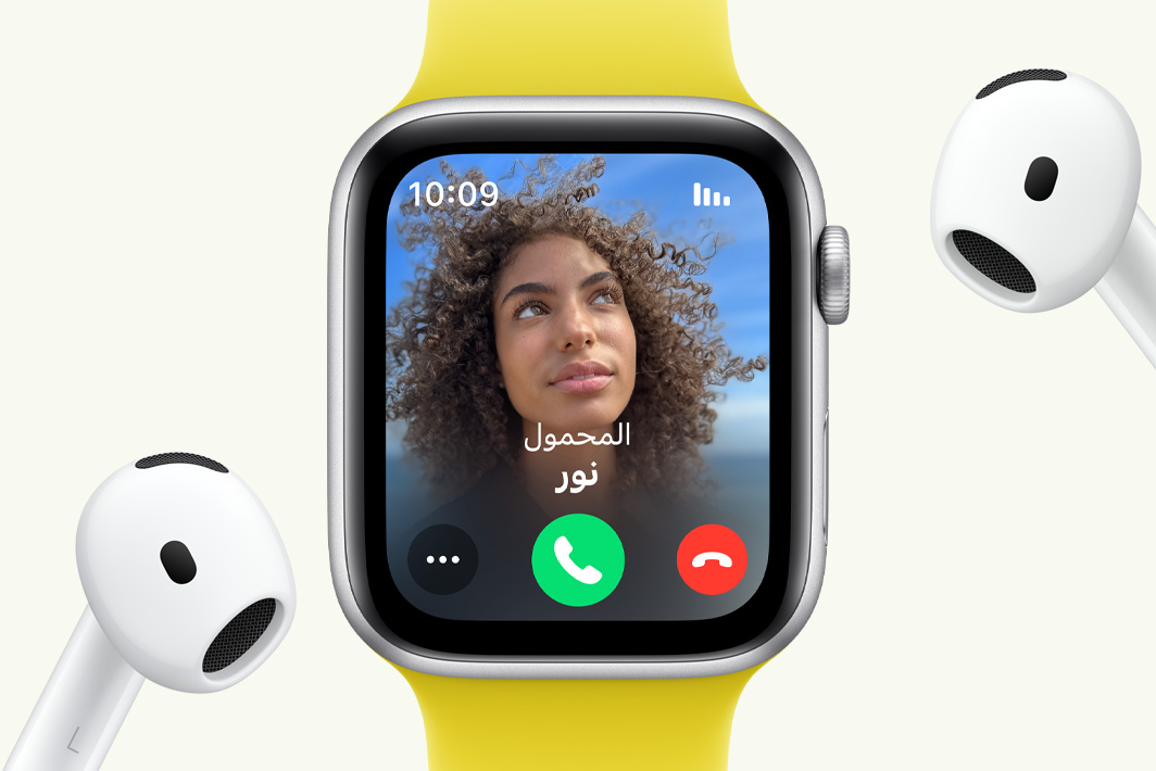 Apple Watch SE تعرض مكالمة واردة بجانب زوج من سماعات AirPods