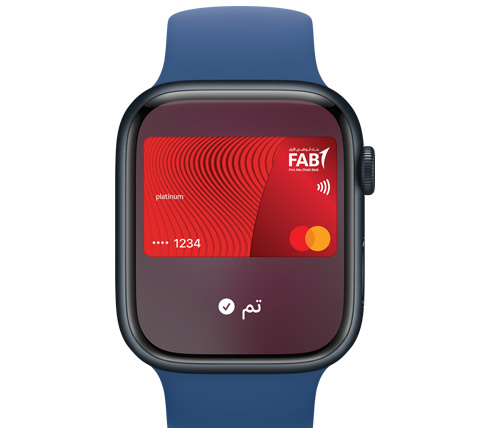 صورة أمامية لساعة Apple Watch توضح عملية دفع باستخدام Apple Pay.