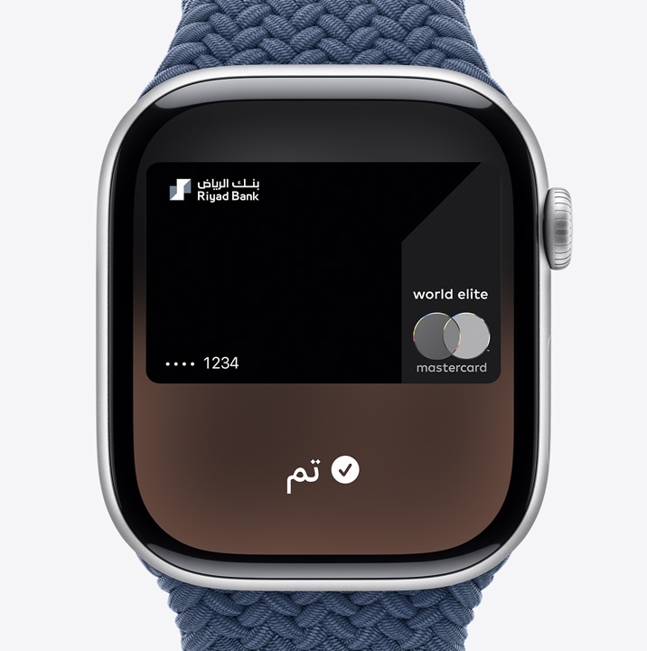 ثلاث ساعات Apple Watch Series 10 تعرض الأولى بطاقة Apple Card تُستخدم مع Apple Pay، وتعرض الثانية تظهر بطاقة المواصلات تُستخدم مع تطبيق Wallet، وتعرض الثالثة مفتاح منزل يُستخدم من خلال تطبيق Wallet.