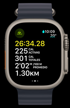 Un Apple Watch Ultra 2 muestra un entrenamiento de natación en aguas abiertas con datos sobre el tiempo, las calorías y el ritmo.