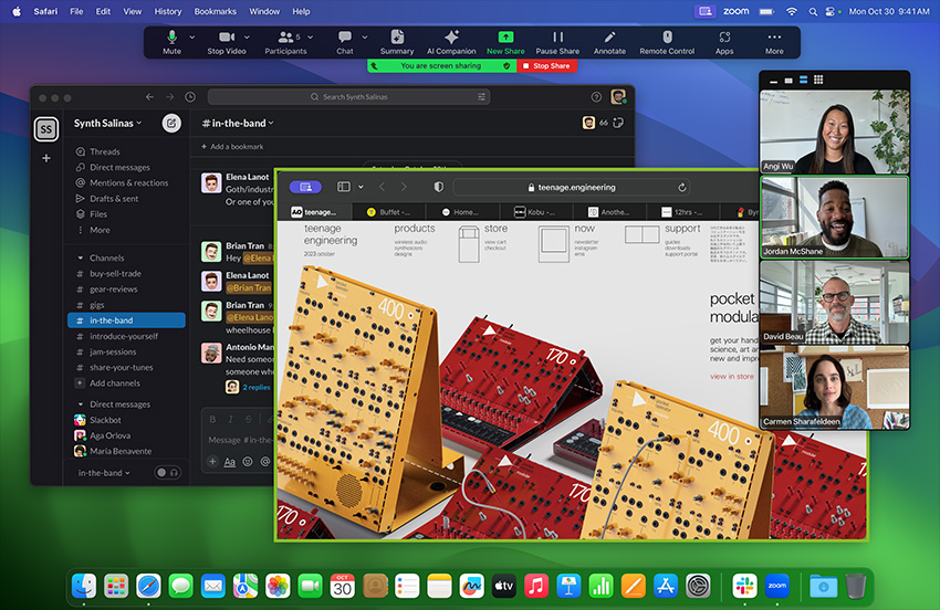 การประชุมผ่านแอป Zoom บน MacBook Pro พร้อมชิป M3 ผู้ใช้กำลังแชร์หน้าจอเพื่อแสดงเว็บไซต์ของบริษัท Teenage Engineering ซึ่งแสดงภาพของอุปกรณ์ซินธิไซเซอร์แบบโมดูล และมีช่อง Slack ชื่อ Synth Salinas เปิดอยู่ในเบื้องหลัง