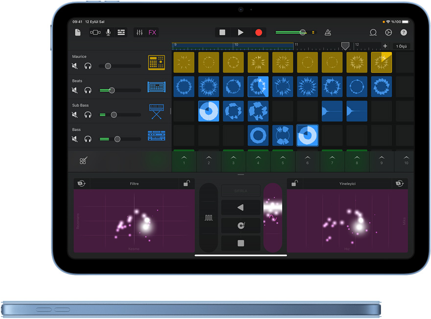 iPad’de Garage Band uygulaması ve uyumlu renkte Smart Folio kılıf takılı mavi bir iPad’in yandan görünümü