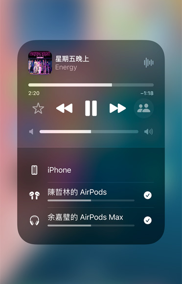 截圖展示在兩組不同的 AirPods 上播放著 Apple Music 的歌曲。