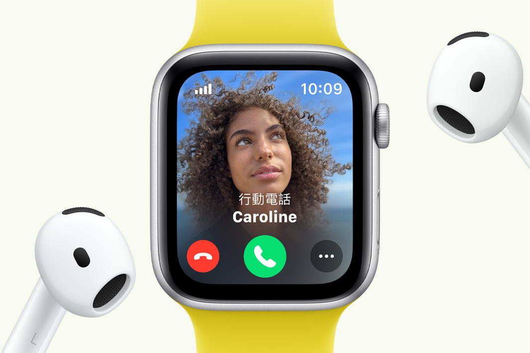 Apple Watch SE 展示來電顯示，一旁是一對 AirPods