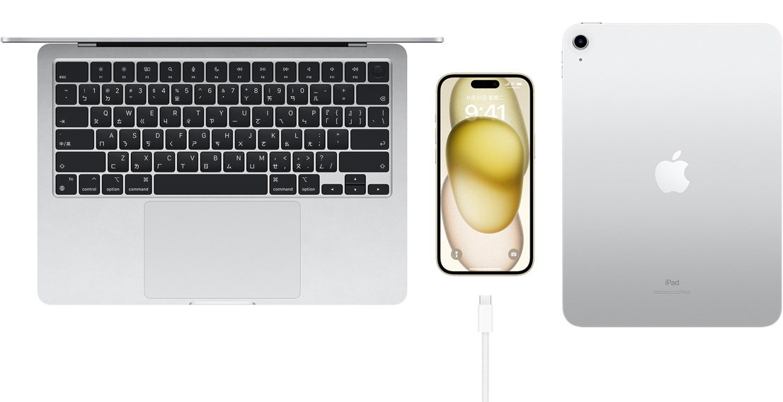 俯視圖展示 MacBook Pro、具備 USB-C 連接器的 iPhone 15，以及 iPad。