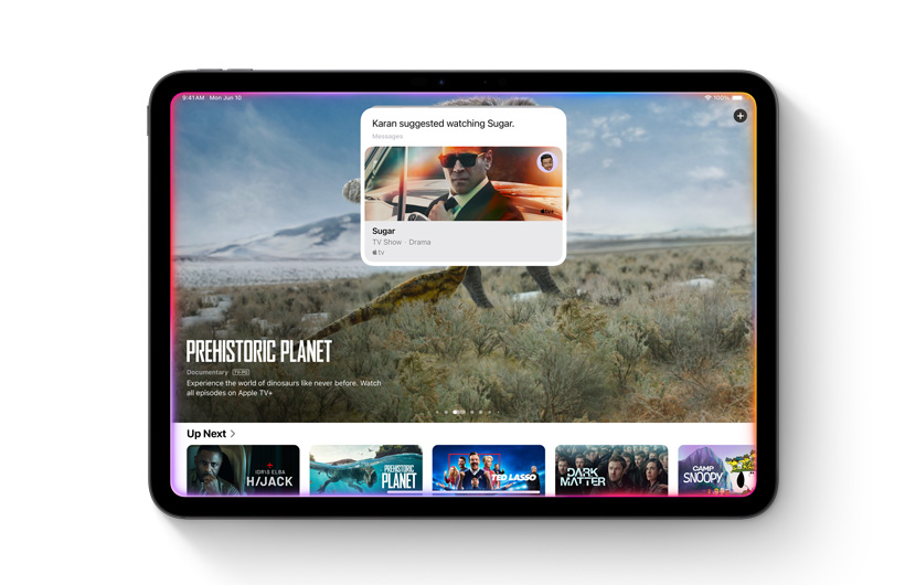 Apple TV+ app 的一則通知，提醒你有位聯絡人與你分享了節目推薦