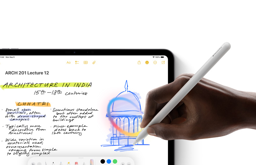 Une main tenant un Apple Pencil trace un cercle autour d’une esquisse dans l’app Notes sur iPad.