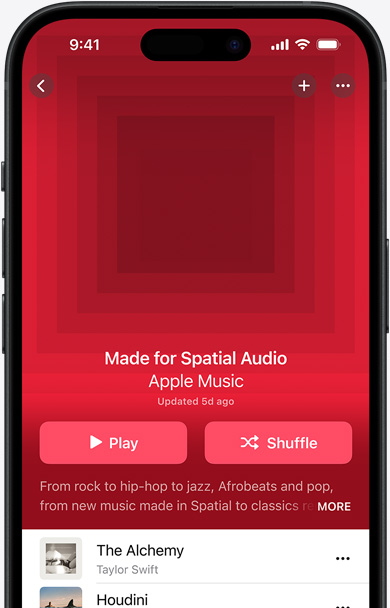 iPhone-képernyő Térbeli hangzásra optimalizált lejátszási lista borítóképével az Apple Music appban