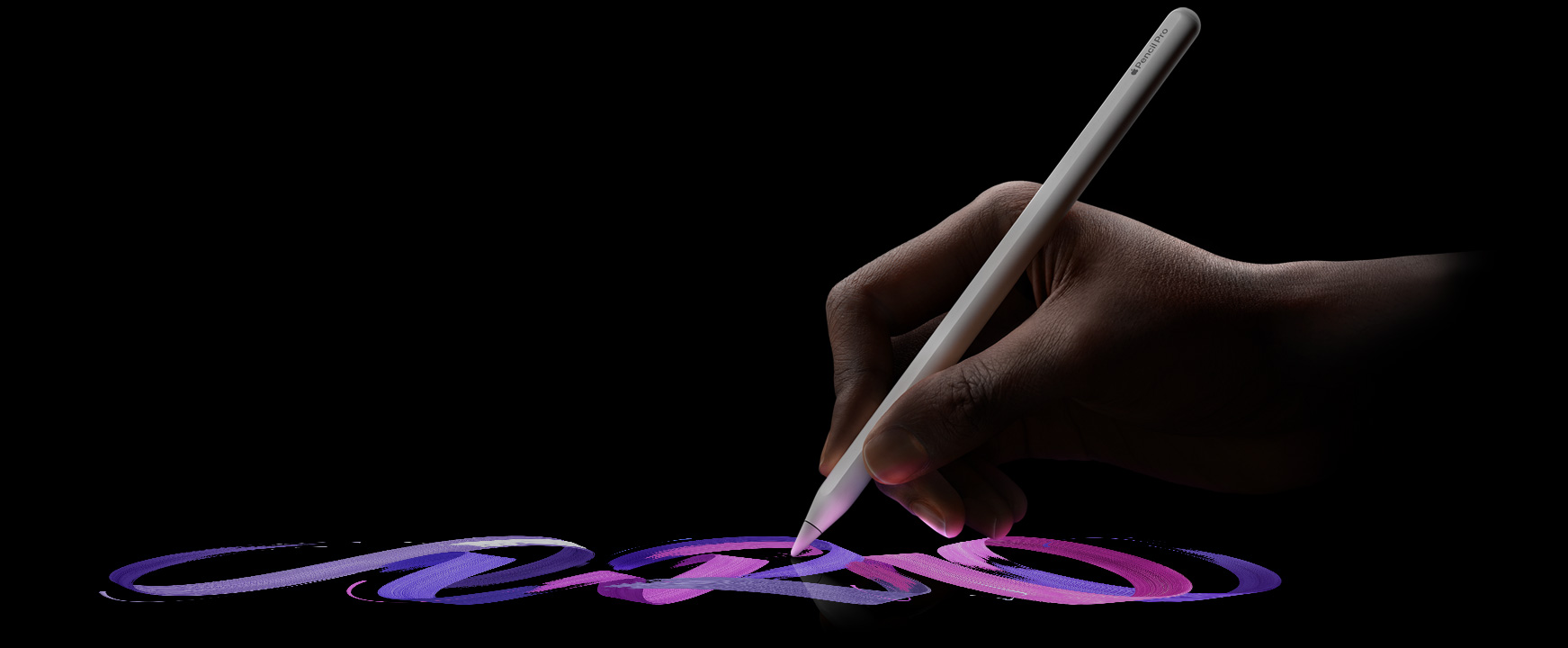 Apple Pencil Pro를 쥔 손이 브러시로 생동감 있는 선을 그리고 있습니다.