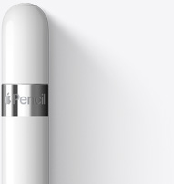 Bagian atas Apple Pencil generasi ke-1 diperlihatkan dengan ujung bundar, dan cincin perak yang bertuliskan nama produk melingkarinya.