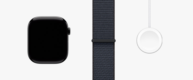 Pohled zepředu na Apple Watch Series 10, inkoustově fialový provlékací sportovní řemínek a magnetickou rychlonabíječku s USB‑C kabelem vyskládané vedle sebe.