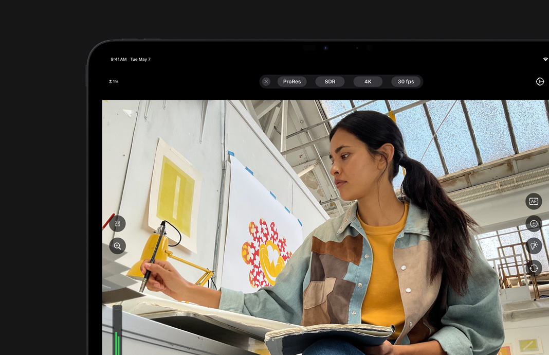 Ajustes de câmera do iPad Pro exibem a gravação em ProRes ativada ao lado da imagem de uma artista no iPad Pro.